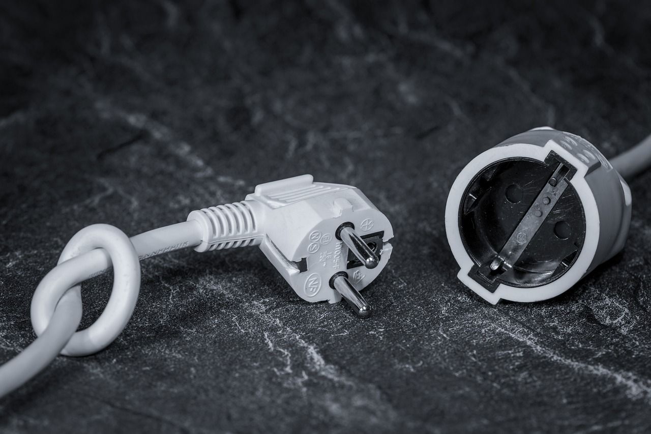 【災害別】停電の復旧までにかかる時間は?停電前後の行動や対策も紹介