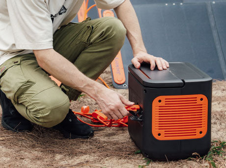 Jackery Solar Generatorの使い方②:太陽光エネルギーが電力に変換され、ポータブル電源に蓄電。