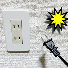 停電時にコンセントを抜く4つの理由!パソコンや冷蔵庫の破損リスクを解説