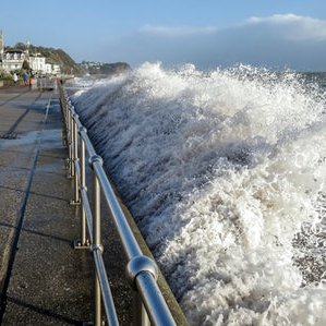 高潮と津波の違いを徹底解説!過去の被害例や備えるべき防災グッズを伝授