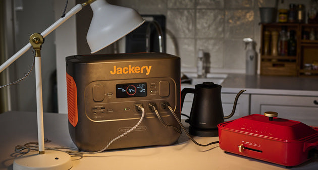 Jackeryポータブル電源の使い方③:電源スイッチを押して給電開始
