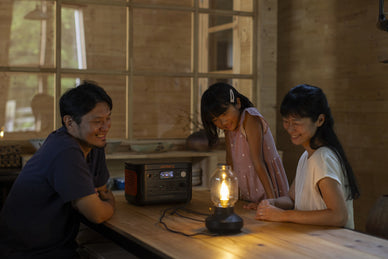 コンセントがない場所に照明をつけるには？配線不要タイプの選び方