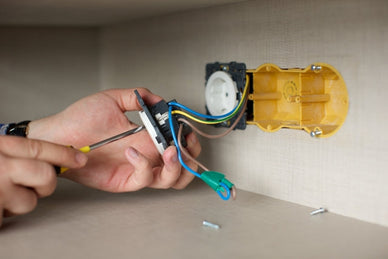 コンセント交換は自分でできる？依頼先・費用相場を解説