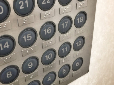 エレベーターで地震発生！閉じ込められた時の復旧方法や家庭でできる対策も解説