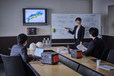 オフィスの寒さ対策18選！電気を使わない冬の便利グッズ・服装も紹介