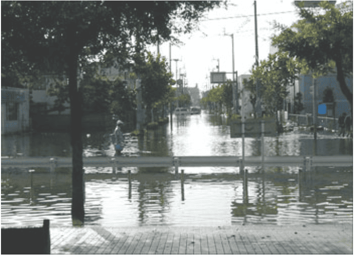 台風は「右側」が危険！進行方向で風の強さが変わる理由と安全対策を解説