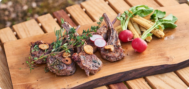 キャンプ飯で食べたい肉料理7選！美味しく仕上げるコツや仕込みの方法も解説