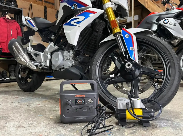 バイクのバッテリー電圧はどのくらいが正常？電圧低下の原因・対処法を解説
