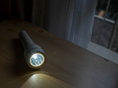 停電時に役立つ懐中電灯の選び方とは？簡易ランタンの作り方や電気供給源も紹介