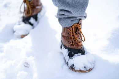 【100均】雪道で活躍する靴底の滑り止めグッズ！使い方や注意点も解説