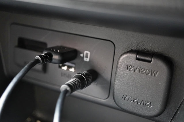 シガーソケットで車から電源を供給する仕組みを解説！5つの活用法も紹介