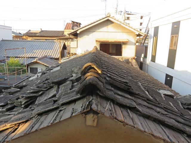 台風に強い屋根の形は？事前の対策から屋根が飛んだときの損害補償まで解説
