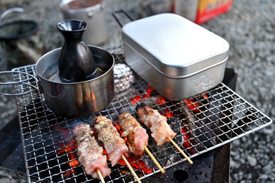 キャンプの夜は熱燗で乾杯！100均グッズやおすすめのおつまみレシピも紹介