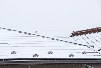 屋根の雪止めはいらない？後付け金具・費用やメリット・デメリットも解説