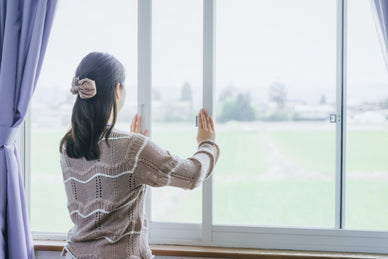 地震発生時に窓を開けるタイミングは？正しい行動や防災対策・グッズも解説
