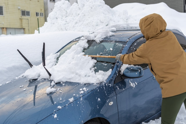 雪下ろしで車を傷つけない方法は？おすすめ道具や傷の直し方を紹介