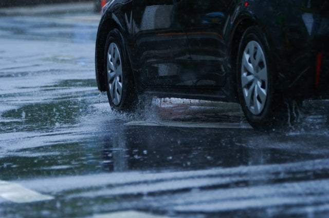 台風が引き起こす車体被害とは？車を守るための台風対策や避難時の注意点も紹介