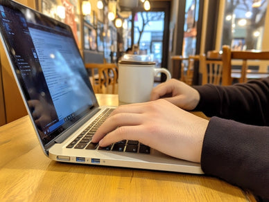 ノマドワーカーとは？向いている人や役立つアイテム・作業場所も紹介