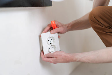 コンセントの修理は自分でやっても大丈夫？故障の原因と修理費用を解説