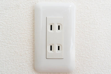 コンセントにアースがないとどうなる？リスクを防ぐ対処法とアースの代用方法