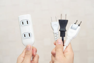 延長コード・電源タップの寿命を縮めるダメな使い方は？交換目安も解説