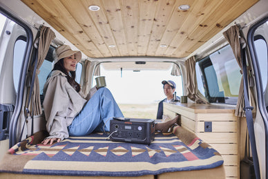 【車中泊】運転席で寝るためのポイント5選！快眠に役立つグッズや寝方も解説