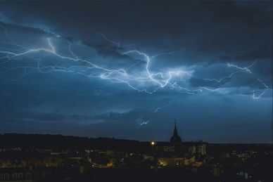 雷が落ちたらどうなるの？人は？落ちた場所は跡が残る？危険性と対策まとめ