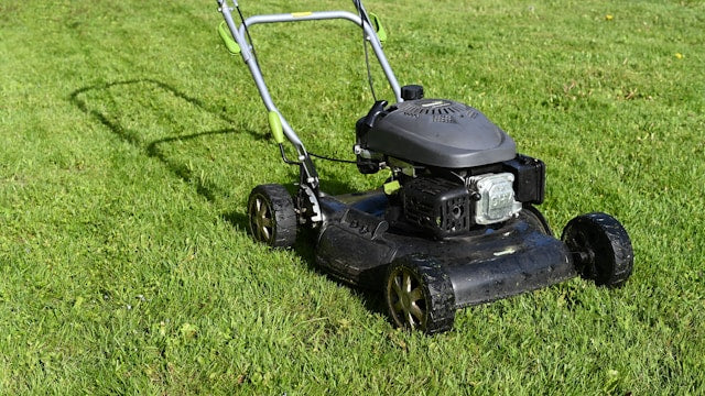 バッテリー充電式の草刈機