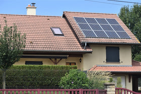 太陽光発電の屋根材や形状のおすすめは？どこでも置ける最先端モデルも紹介