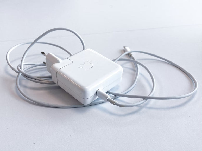 充電器が熱い原因と対処法｜放置しても大丈夫？火事が心配なら絶対チェック
