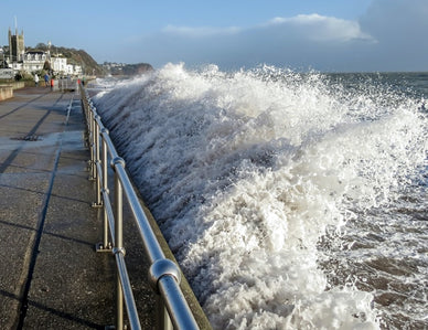 高潮と津波の違いを徹底解説！過去の被害例や備えるべき防災グッズを伝授