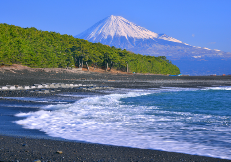世界文化遺産に登録された美しい松林と砂浜海岸が広がる三保松原