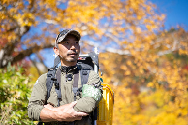 子どもの頃から野山で遊び、20歳の頃から山小屋の管理人バイトとして山の保全活動を始めた岡崎さん。