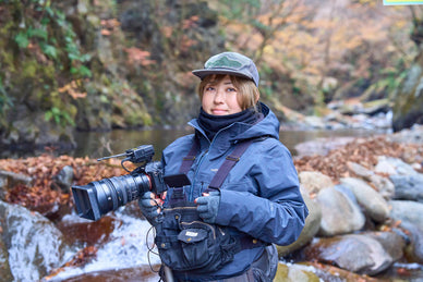 大自然の渓流でもジャクリが大活躍！ 車内を動画編集の作業空間に