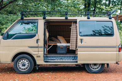 キャンピングカーよりハイエース？車中泊仕様にアレンジするポイントとおすすめ車中泊グッズ５選