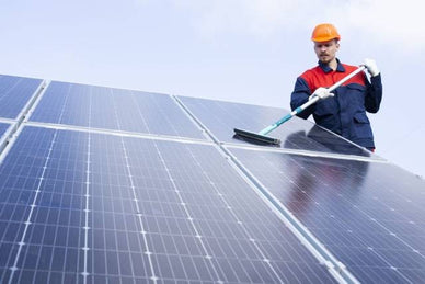 太陽光パネルは掃除で発電効果アップ！自分でやる方法や注意点を詳しく解説