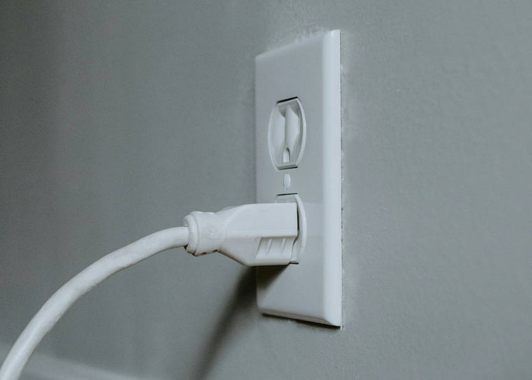 コンセントを挿しっぱなしにすると電気代はどれくらい？上手な節電対策と注意点