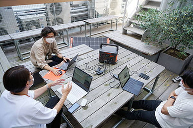 ソーラーパネルで充電しながらミーティング