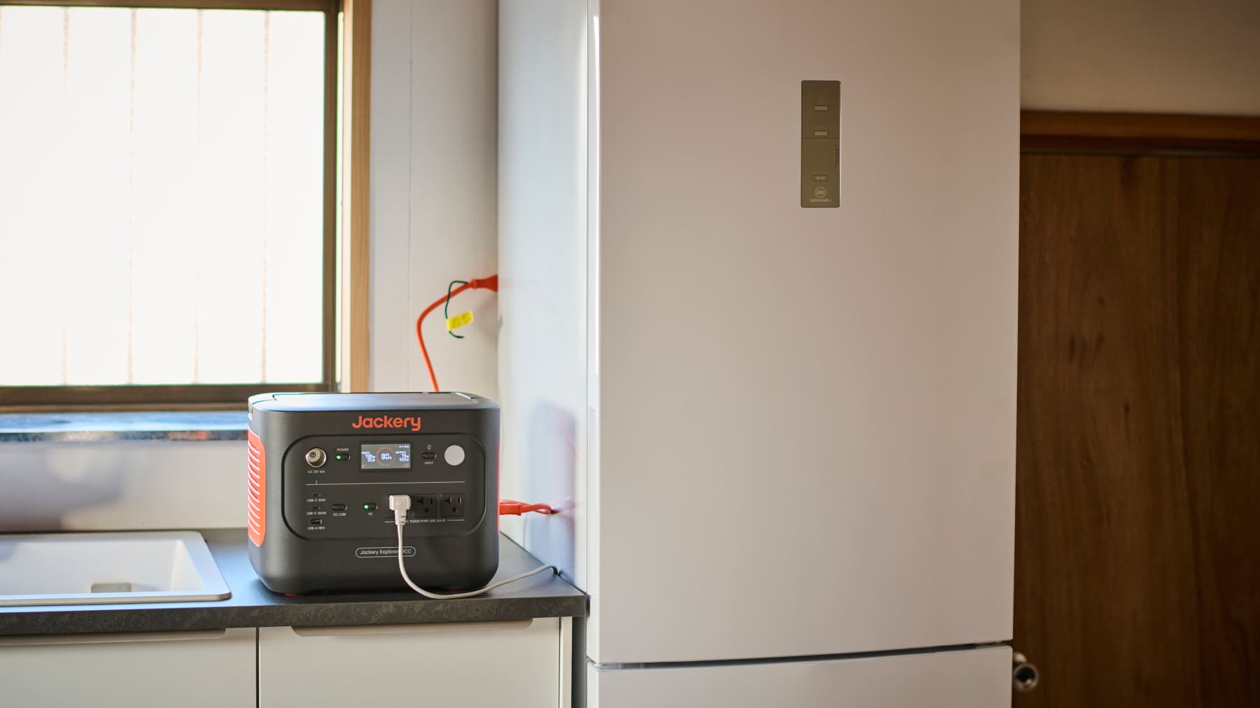 停電時も家電に電気を供給するパススルー＆UPS機能を搭載