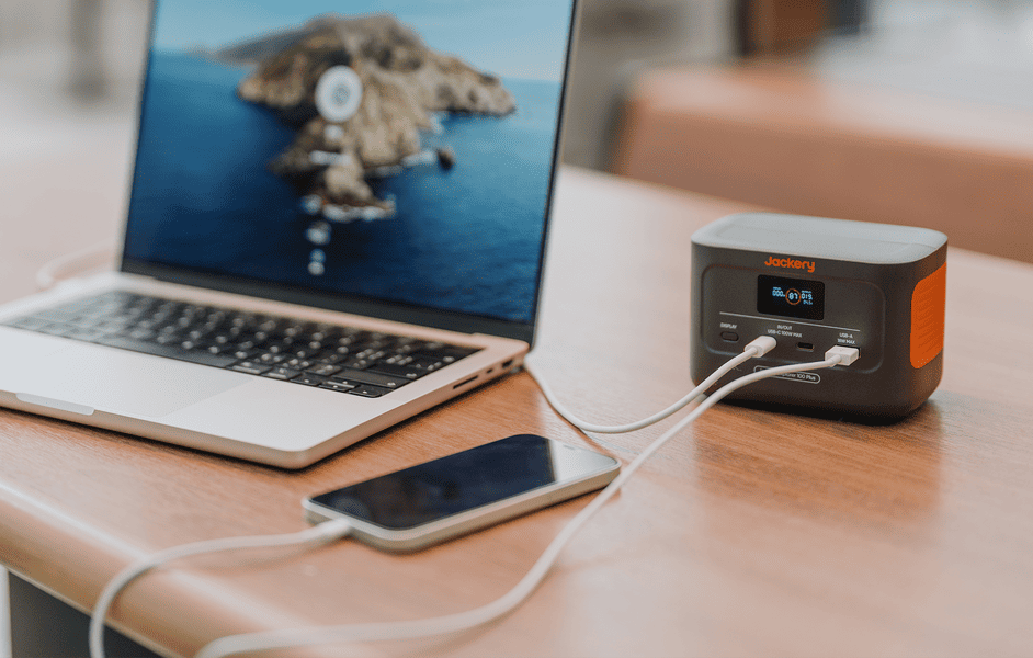 複数デバイスを同時に充電できるモバイルバッテリー