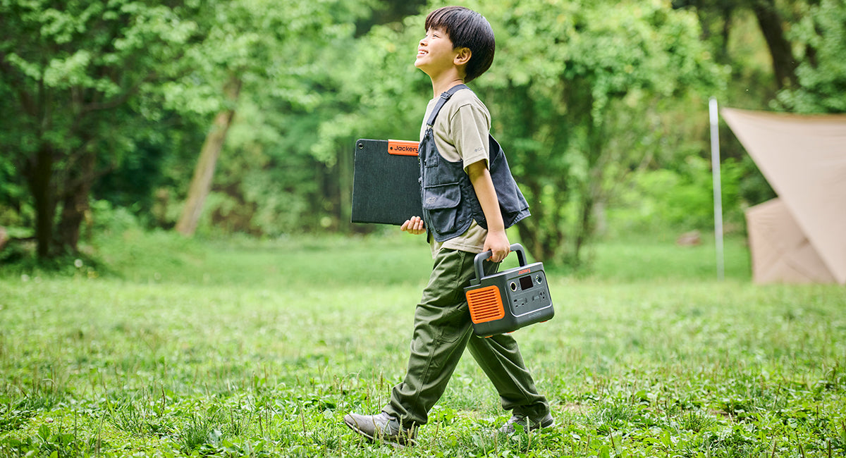 重さ1.2kgの軽さ、折り畳めばタブレットサイズに