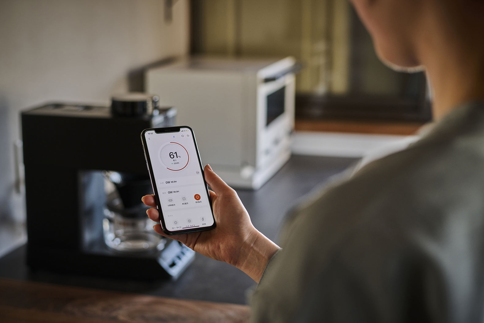 離れていても、アプリで電気を見守れる。