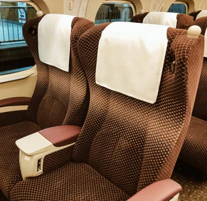 グリーン車のコンセントはどこにある？電源確保できない場合の対処法も紹介