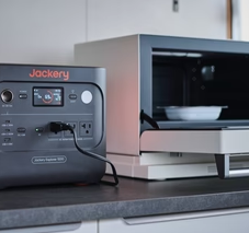 電子レンジのコンセントが届かないときに延長コードはNG！代わりの増設方法を紹介