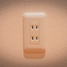 コンセントが使えなくなった！ブレーカーが正常なのに通電しない原因と対処法