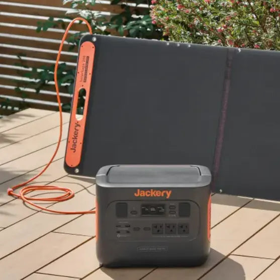 ソーラーパネル100W2枚で最速7時間満充電できます。