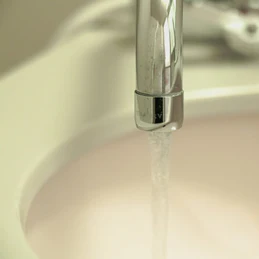 災害時にお風呂の水を使ってもいい？正しい備えで水不足を解消しよう