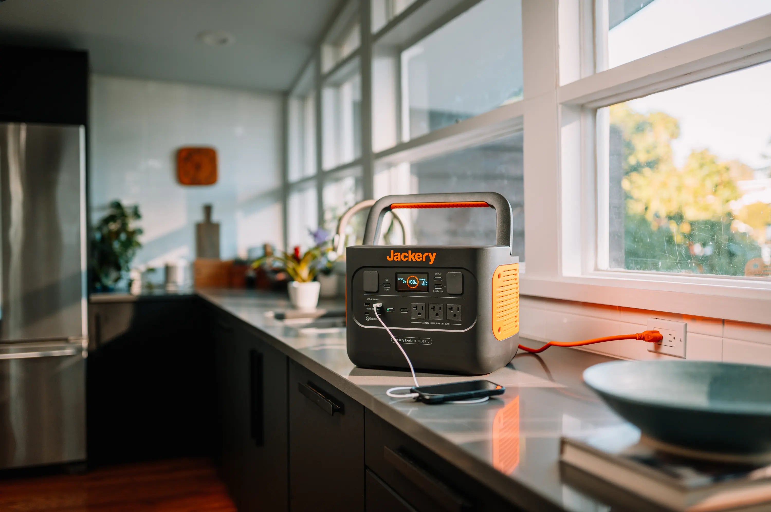 パススルー充電対応できるJackeryポータブル電源1000Pro
