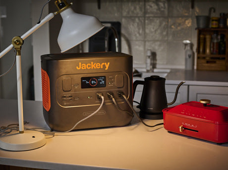 Jackeryポータブル電源の使い方③：電源スイッチを押して給電開始