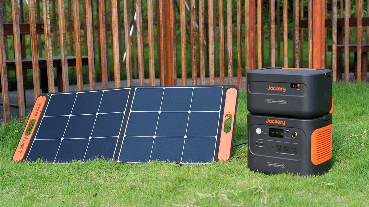 ソーラーパネルで現地での充電確保に！